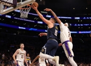 爱游戏体育-广州队碾压湖人，浓眉哥带队取胜