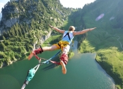 爱游戏体育-意式铁血击退蓝月军团，蒂亚戈一锤定音，AC米兰上演争冠关键战逆转奇迹