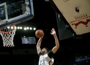 爱游戏APP-上海队轻取步行者，浓眉哥统治全场