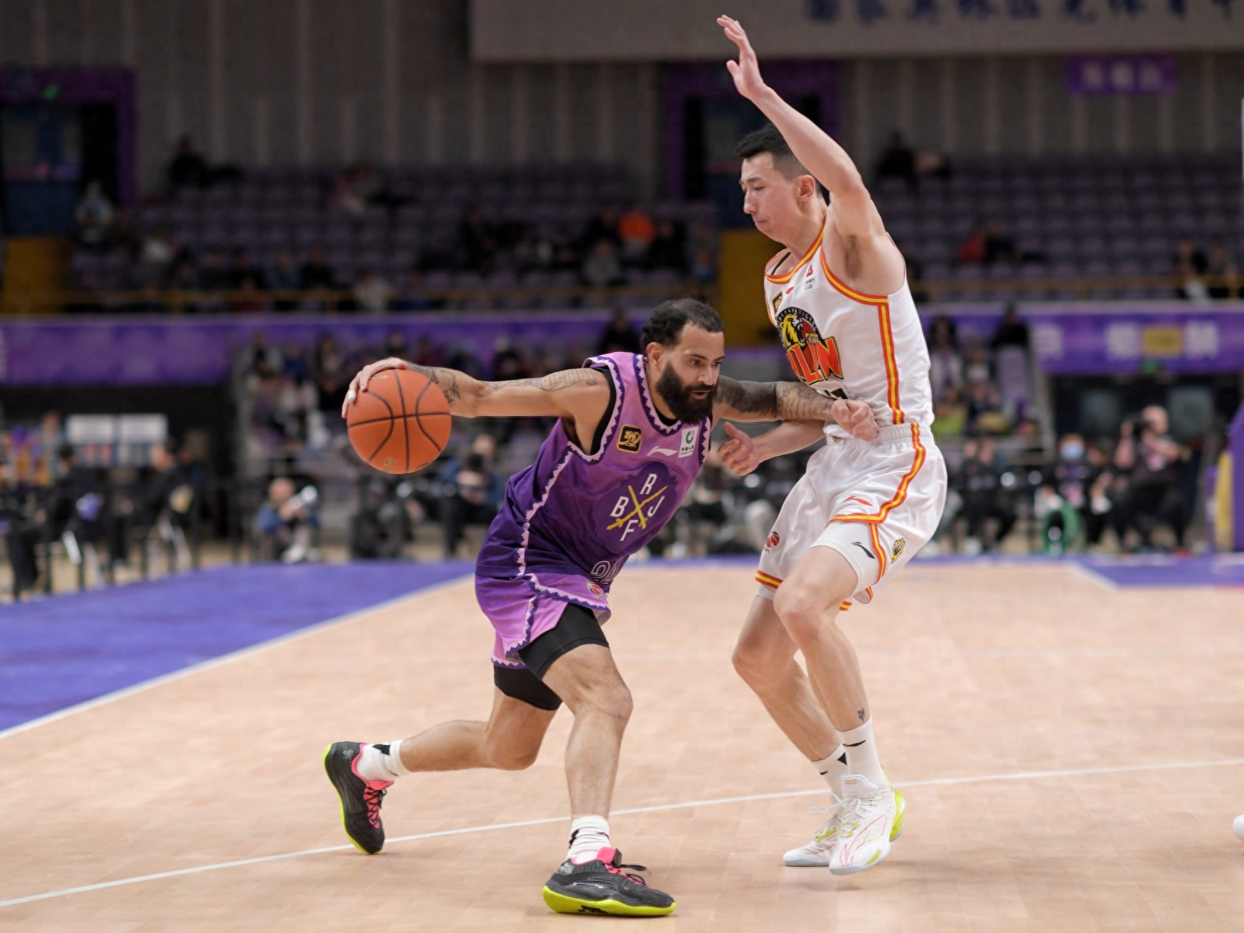 吉林队横扫广州队，拉文统治全场