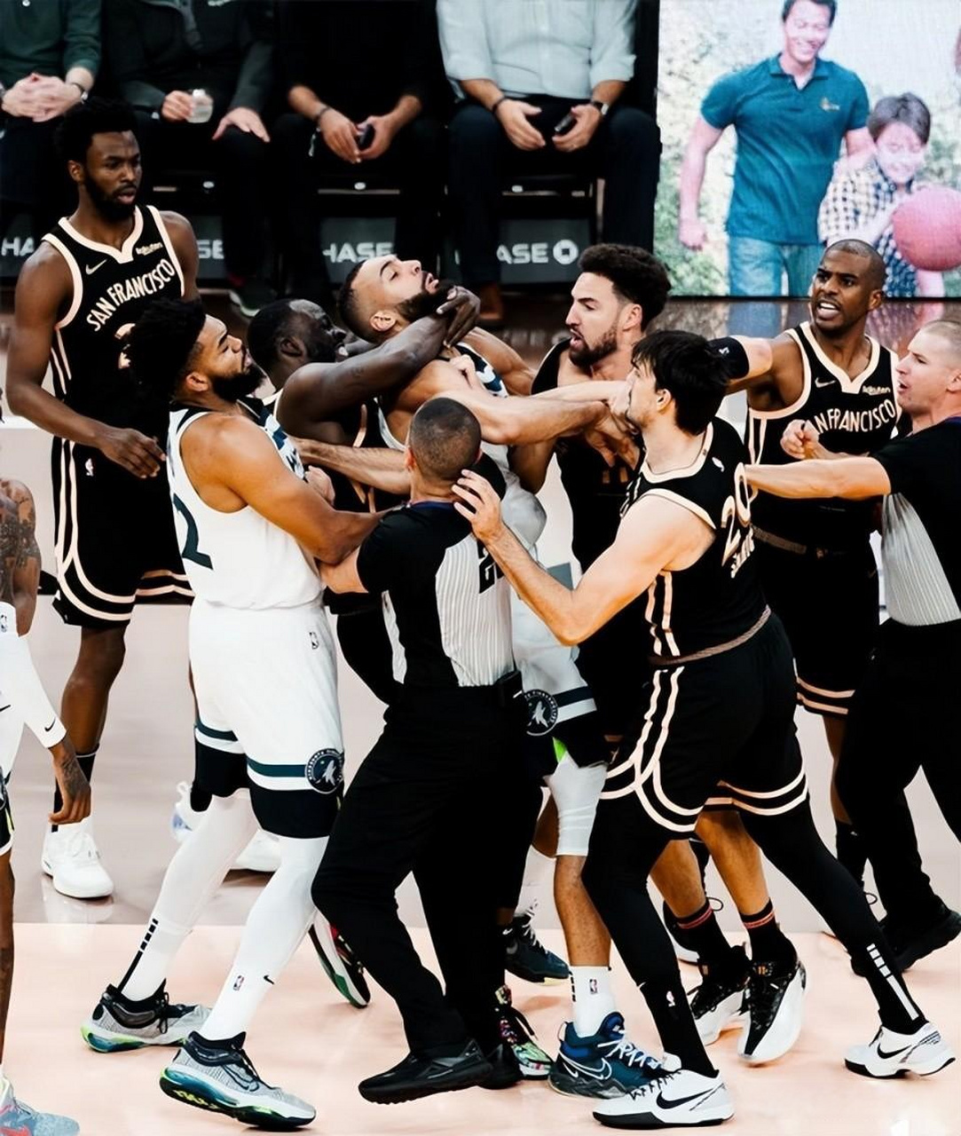 勇士碾压太阳，戈贝尔统治全场