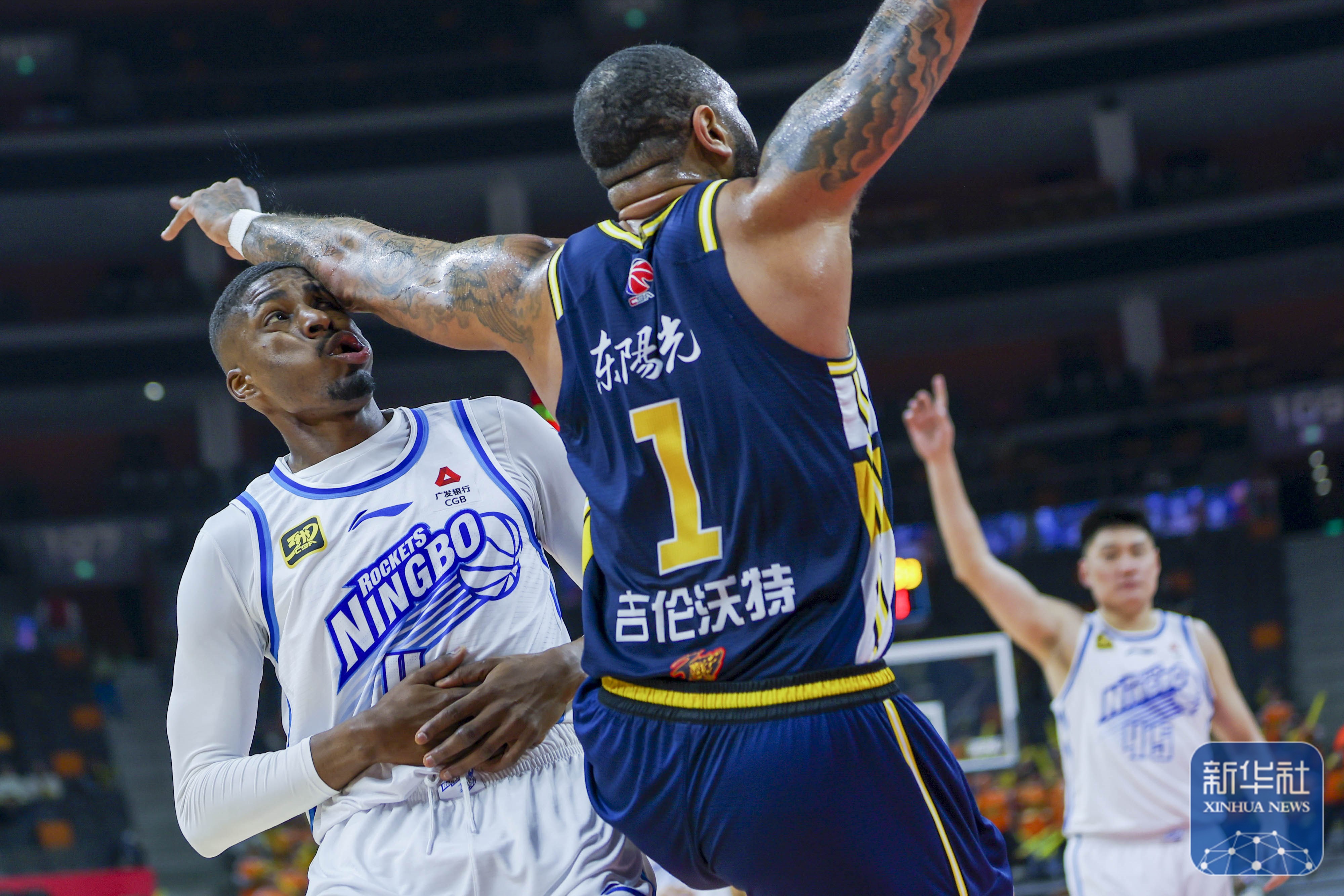 上海队逆转广东队,布伦森刷新纪录 上海队逆转广东队,布伦森刷新纪录