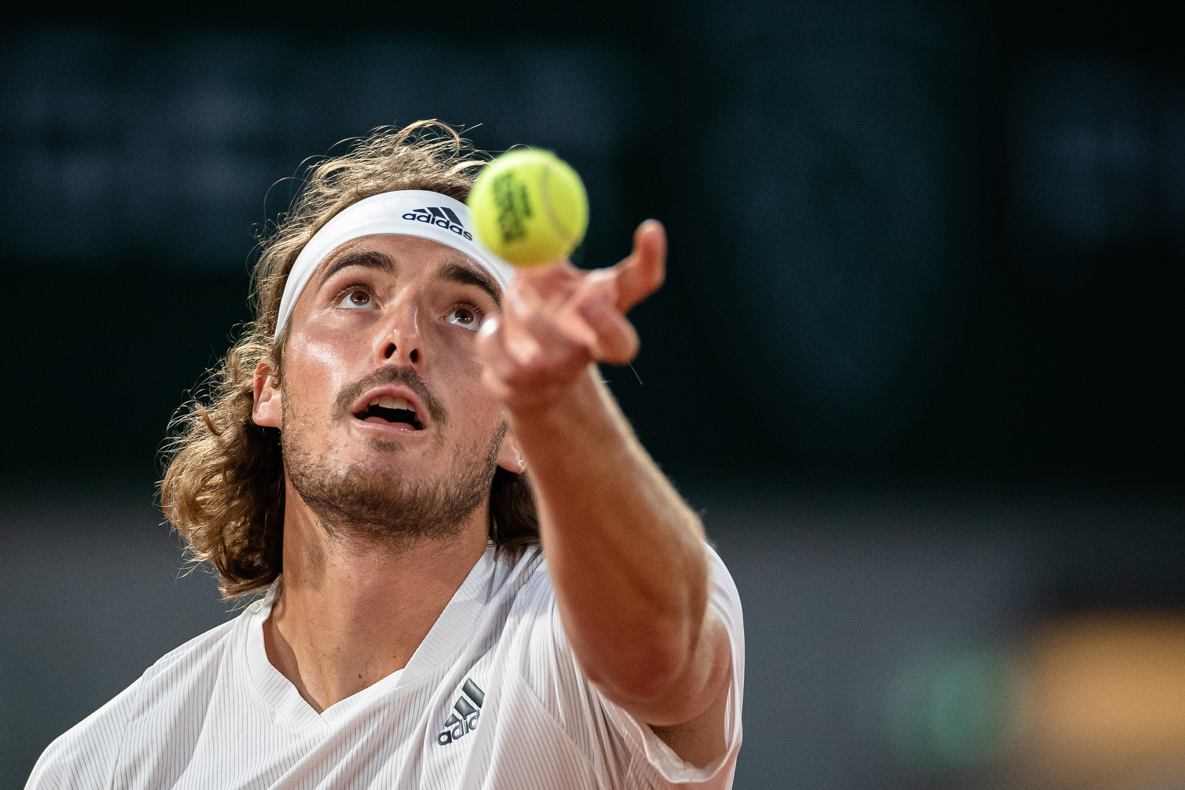 德国网球队横扫英国网球队，西西帕斯完成帽子戏法