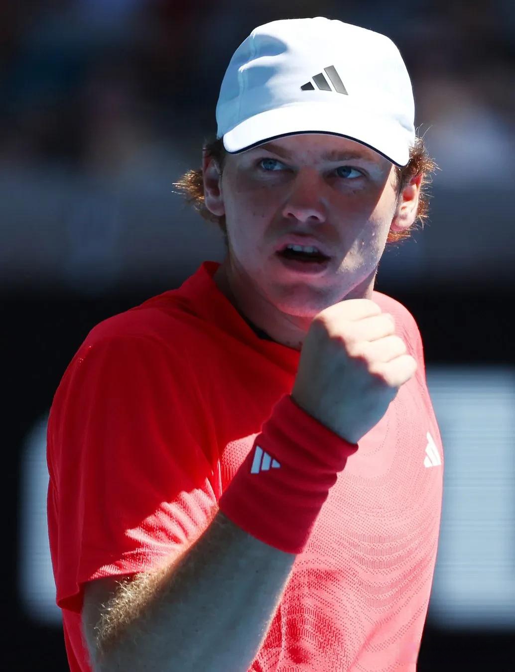 世界网球队完胜英国网球队，西西帕斯关键制胜