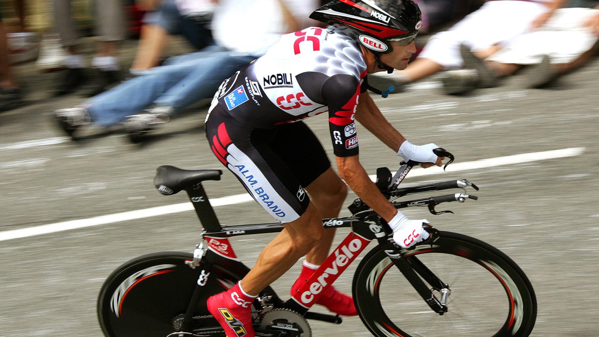 F1新赛季揭幕战与CBA生死战，速度与意志的交响