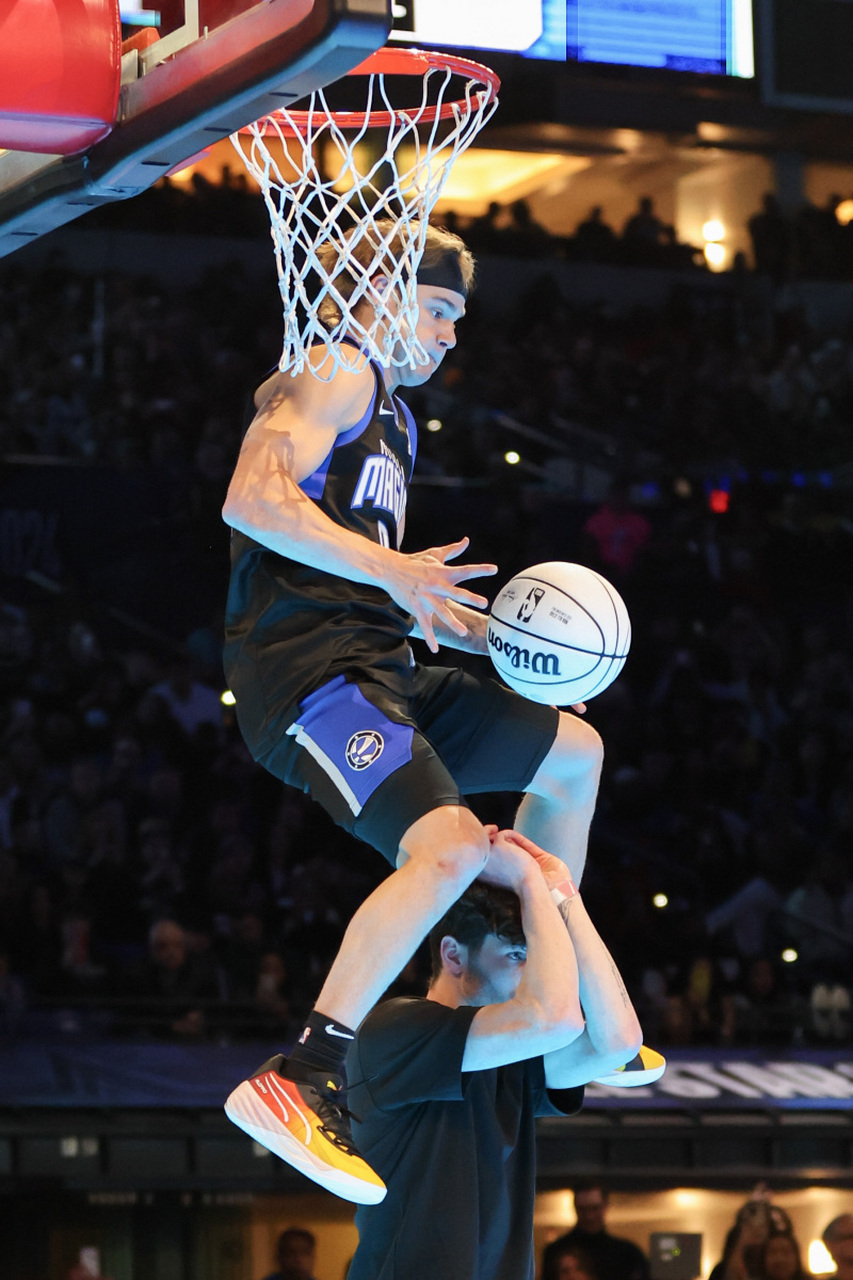 精彩比赛中球员展现出了高超技术 精彩比赛中球员展现出了高超技术