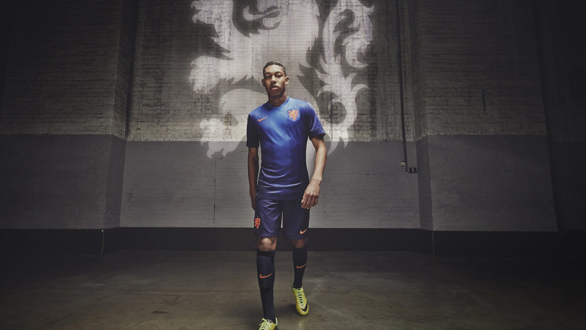 黄潜奇迹与库神降临,绝杀之夜背后的足球两极叙事