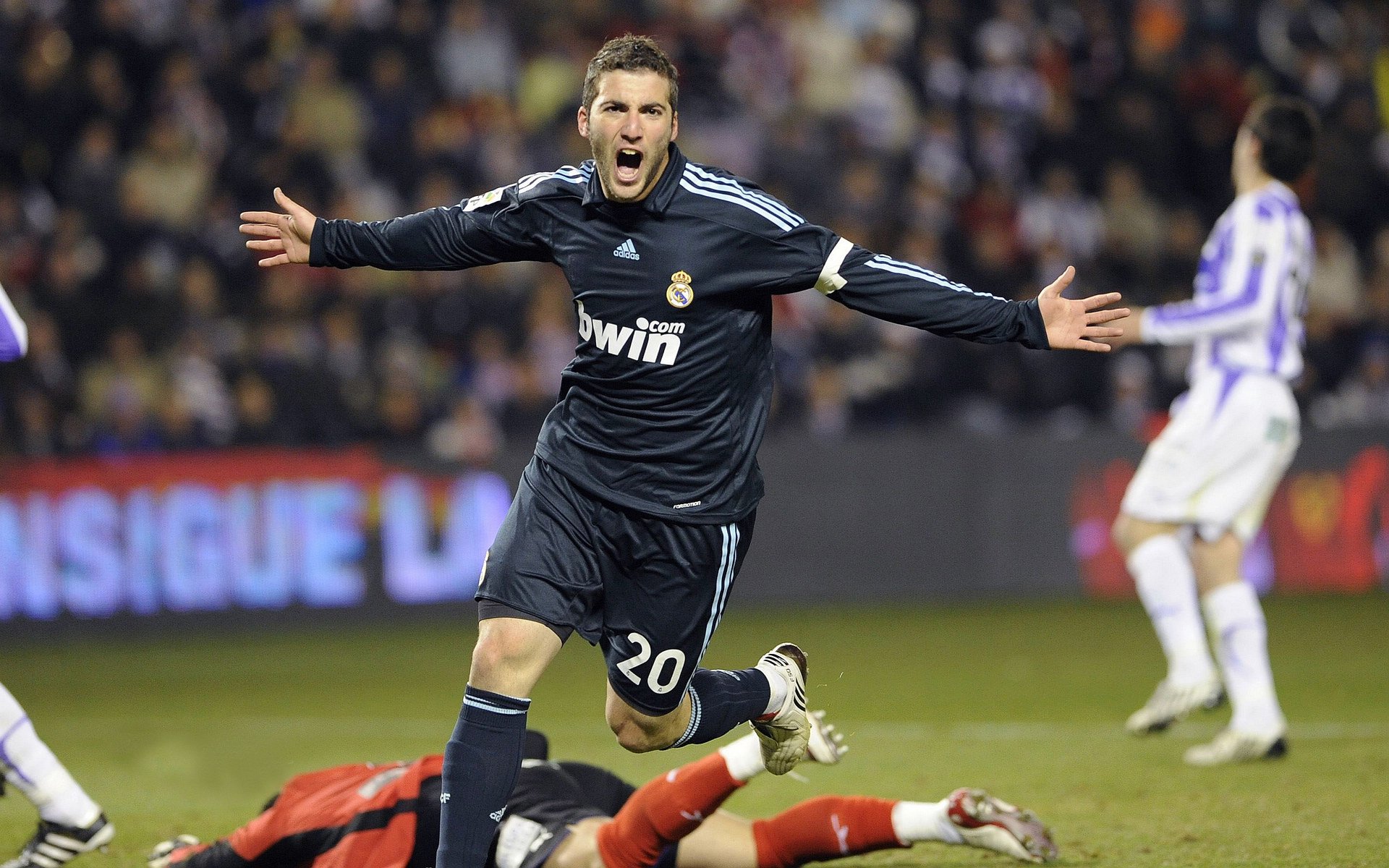 欧冠半决赛之夜,卢卡库化身无解命题,对手防线陷入绝望迷宫