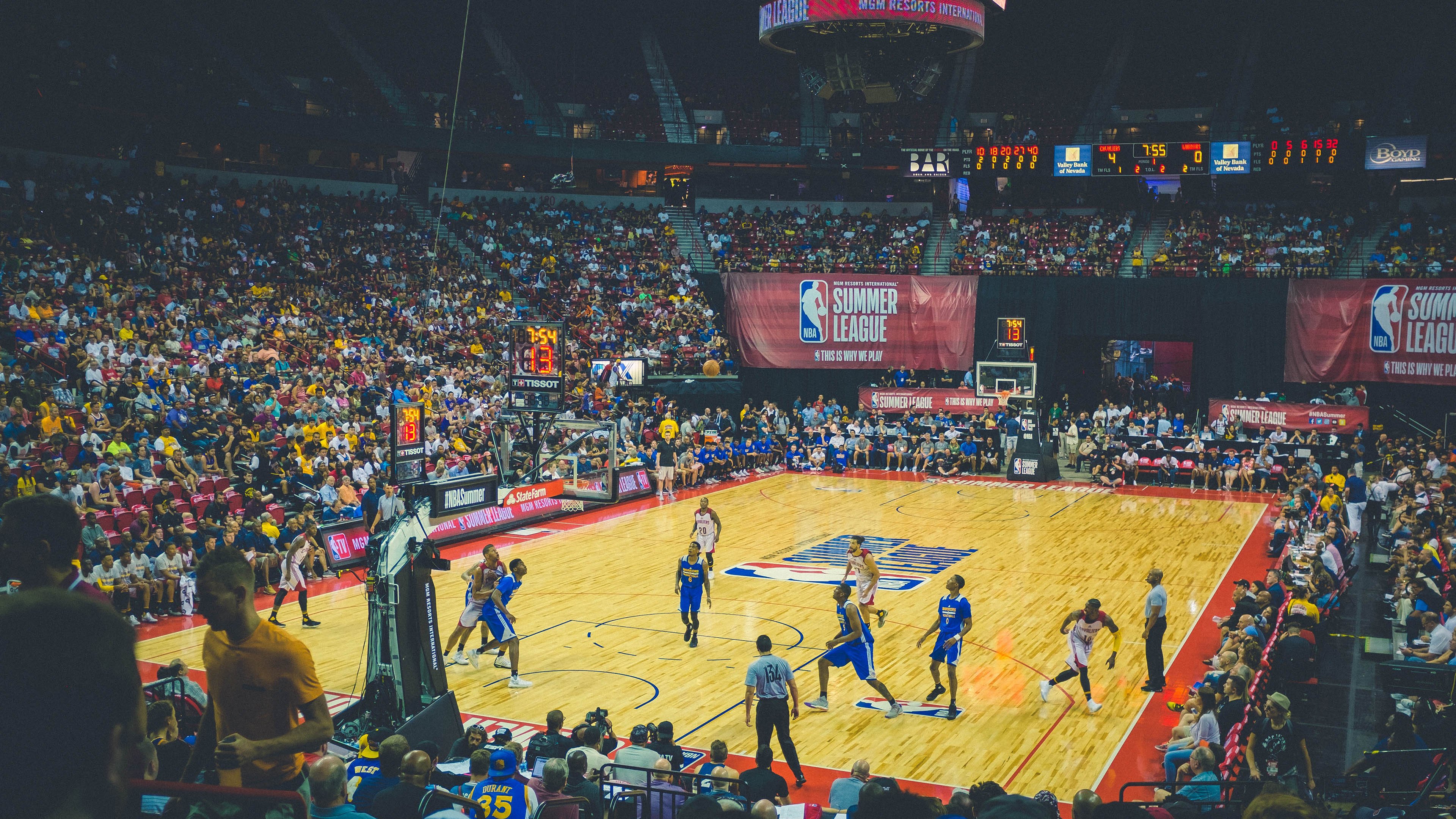 猛龙对阵步行者,克莱关键时刻站出来,一记三分定乾坤